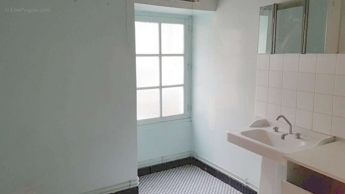 Salle de bain 1er - Maison à BLANZAY-SUR-BOUTONNE