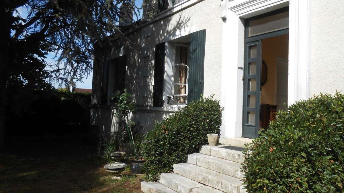 Maison à JAVERLHAC-ET-LA-CHAPELLE-SAINT-ROBERT