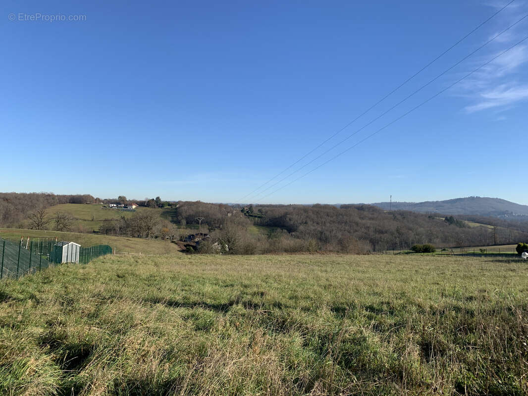 Terrain à SAINT-PANTALEON-DE-LARCHE