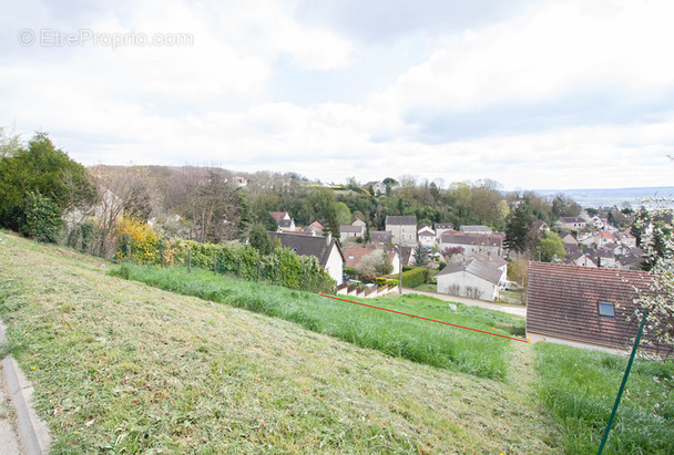 Terrain à JUZIERS