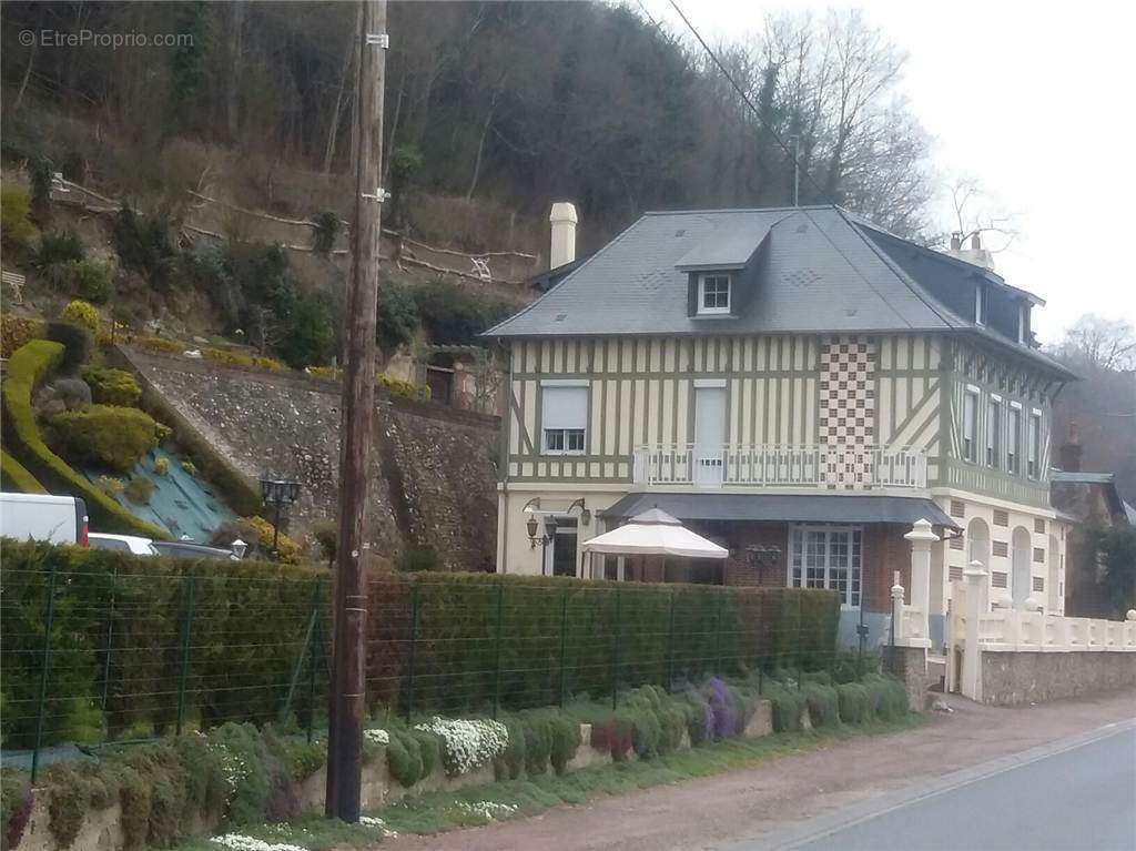 Maison à SAINT-MARTIN-DE-BIENFAITE-LA-CRESSONNIERE