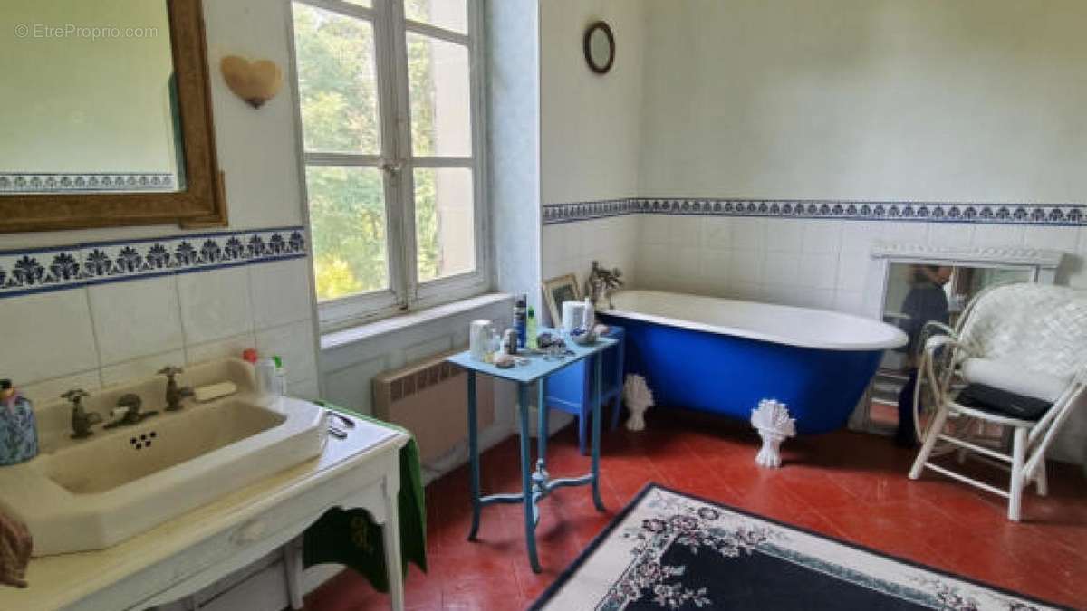 salle de bain - Maison à MAS-SAINTES-PUELLES