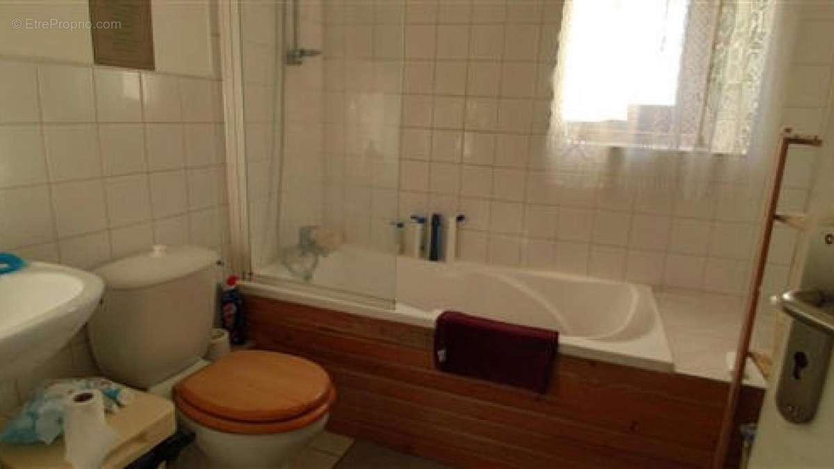 bathroom - Maison à CHEF-BOUTONNE
