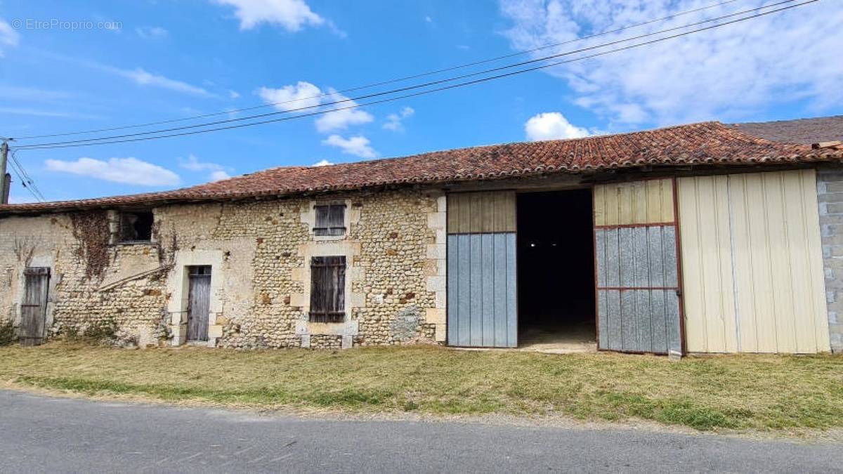 Sud Charente. Grange a vendre . Barn for sale_1442 - Maison à JUIGNAC