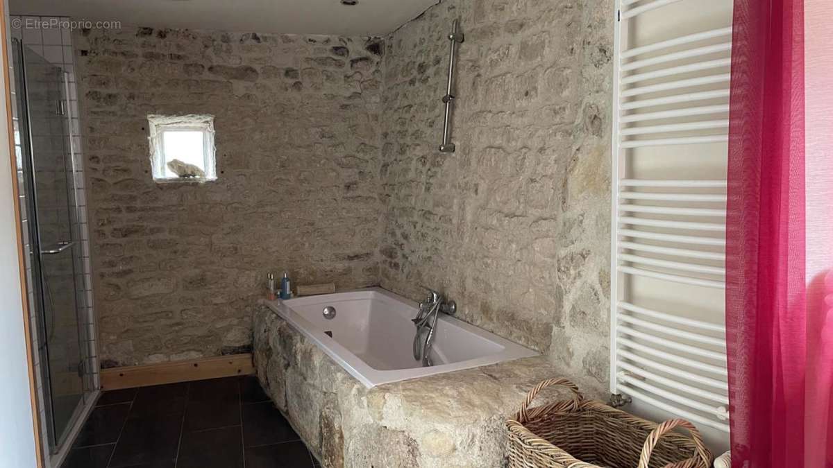 Salle de bain complète RDC - Maison à SAINT-MARTIN-DE-JUILLERS