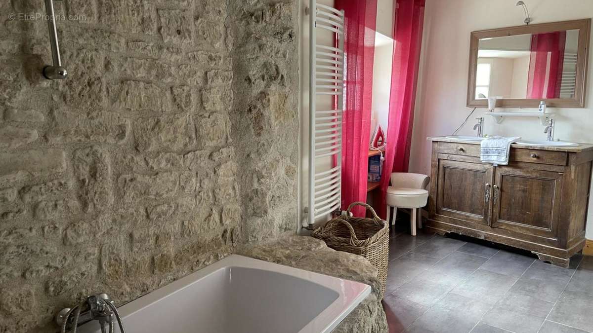 Salle de bain complète RDC - Maison à SAINT-MARTIN-DE-JUILLERS