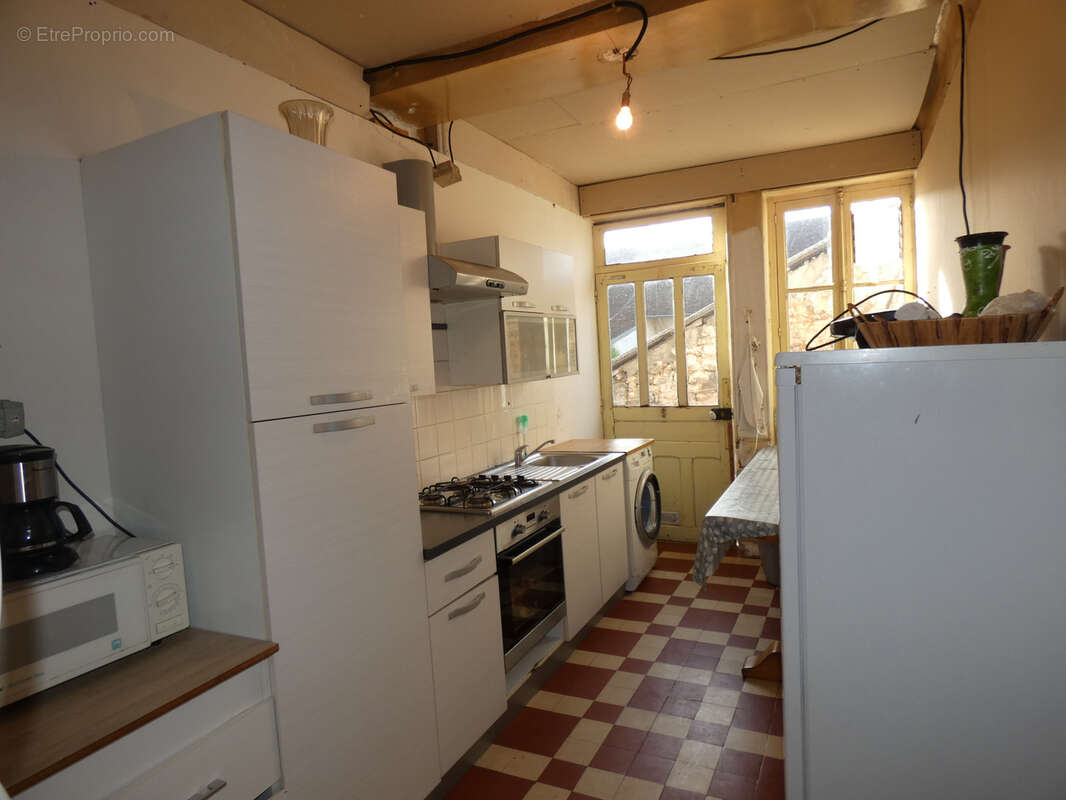 Maison à LAROCHE-SAINT-CYDROINE