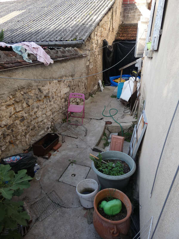 Maison à LAROCHE-SAINT-CYDROINE