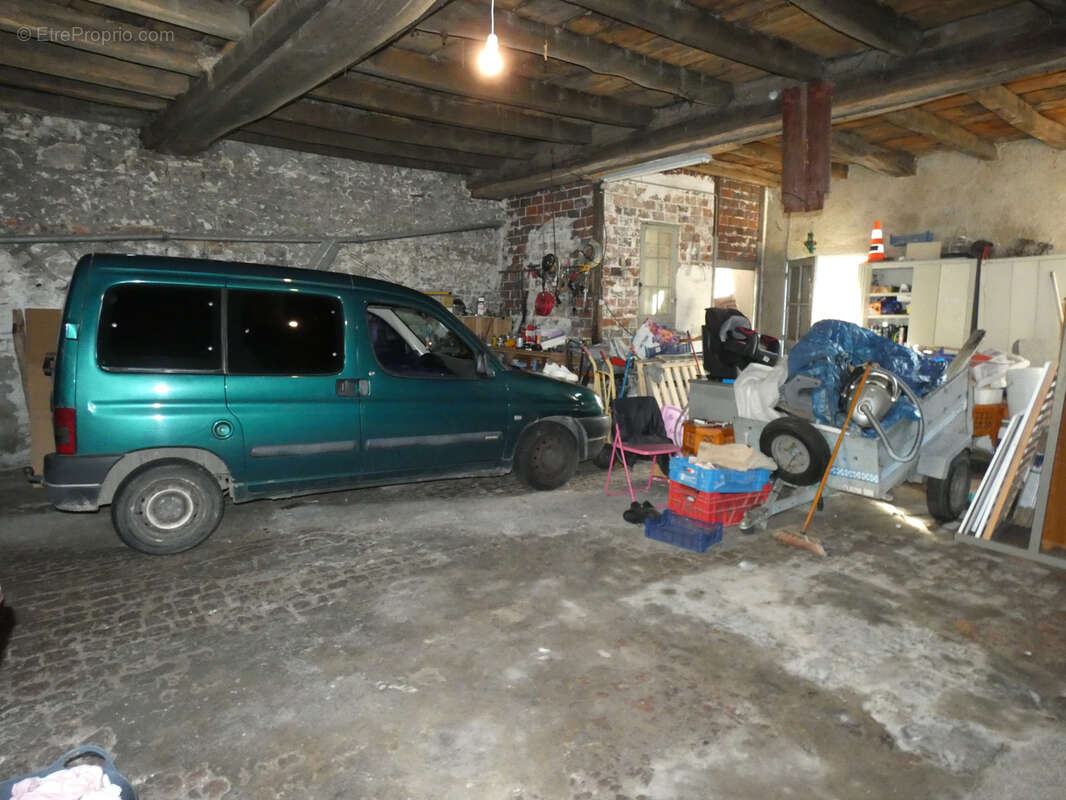 Maison à LAROCHE-SAINT-CYDROINE