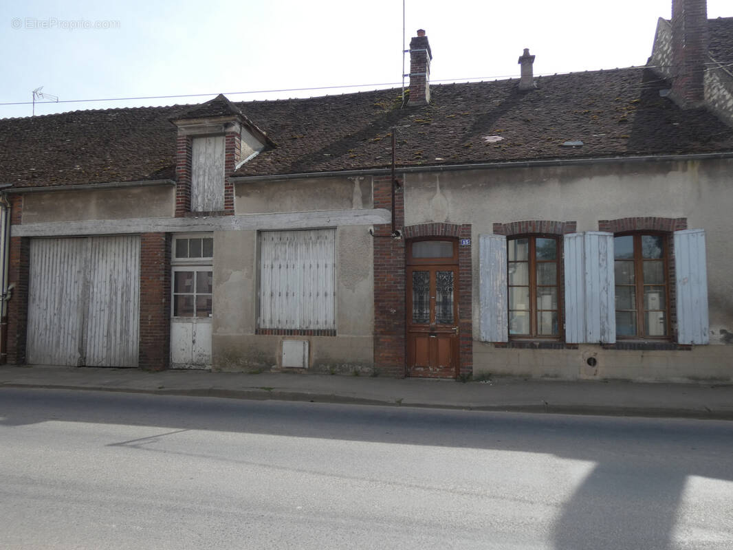 Maison à LAROCHE-SAINT-CYDROINE