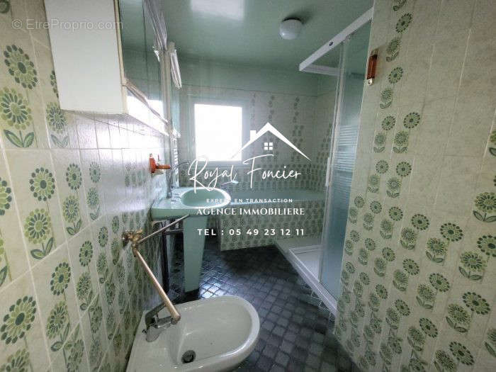 Salle de bains avec douche  - Maison à DESCARTES