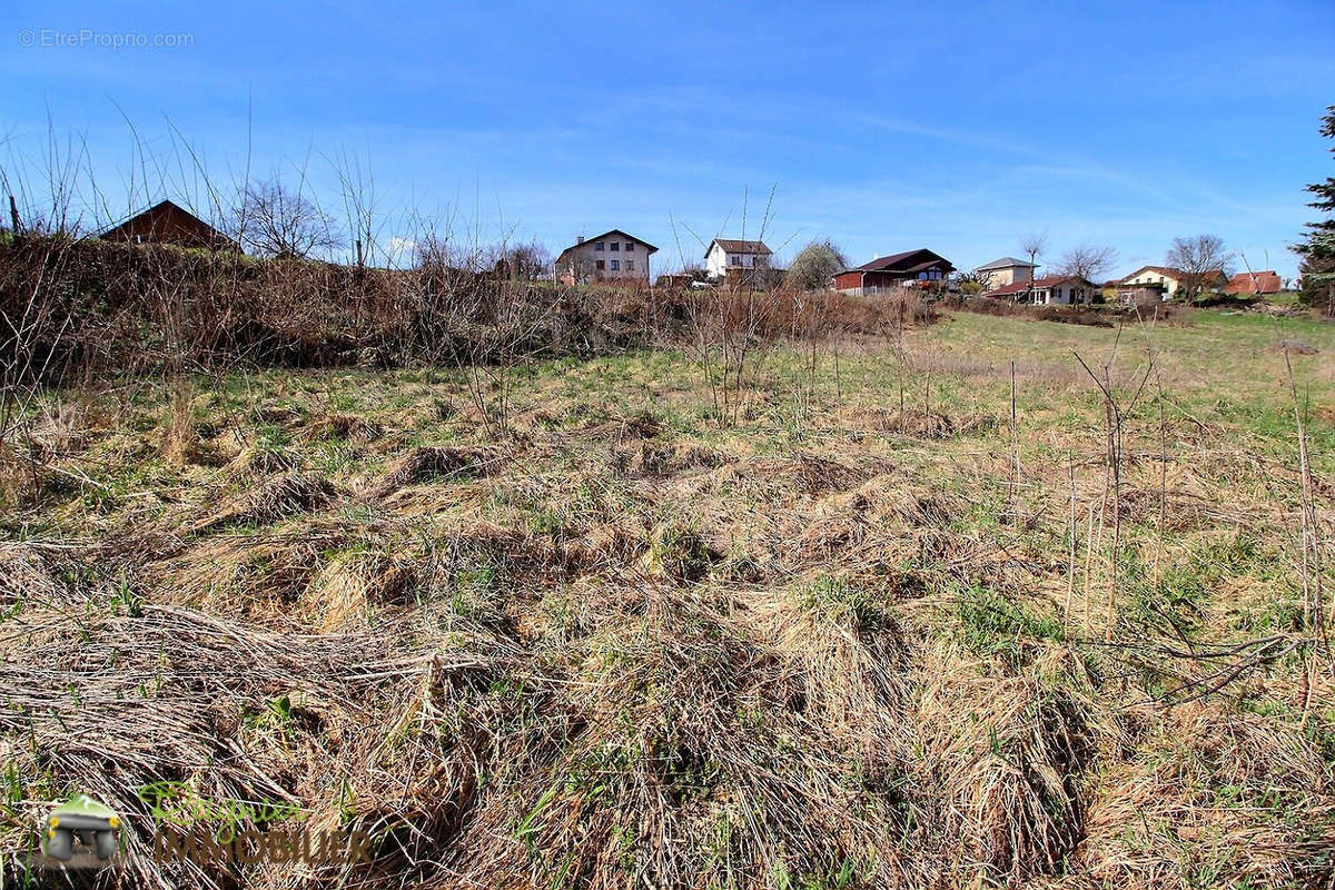 Terrain à PERS-JUSSY