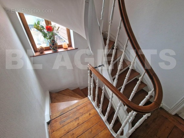 * escaliers 2 - Maison à ANNEQUIN