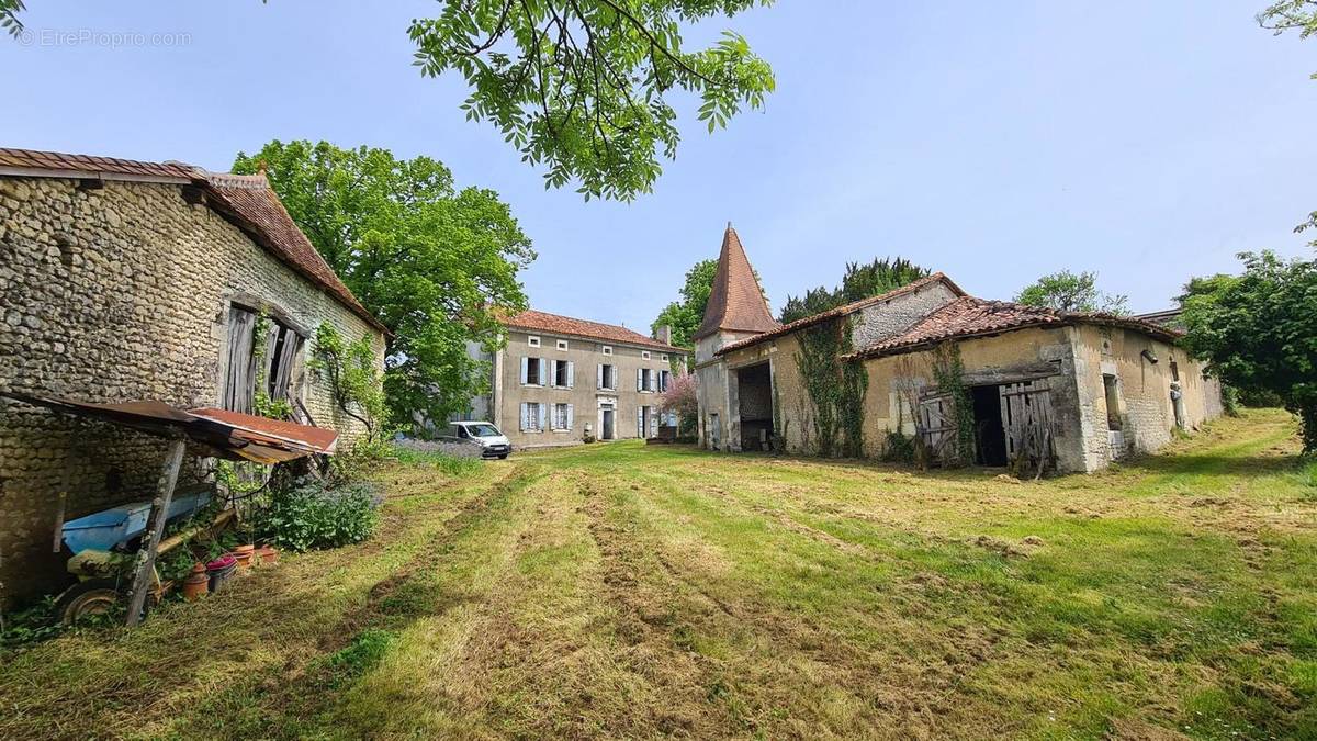 Charente maison de maitre a vendre for sale. House - Maison à CHALAIS