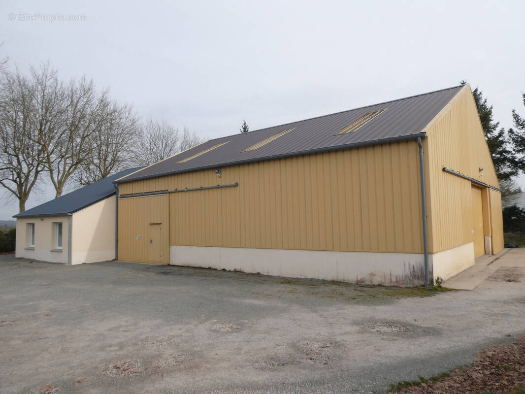 Parking à SAINT-MARTIN-DU-VIEUX-BELLEME