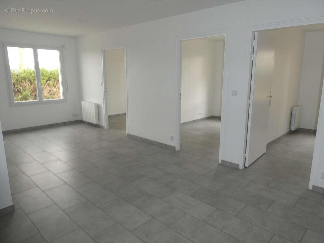 Parking à SAINT-MARTIN-DU-VIEUX-BELLEME