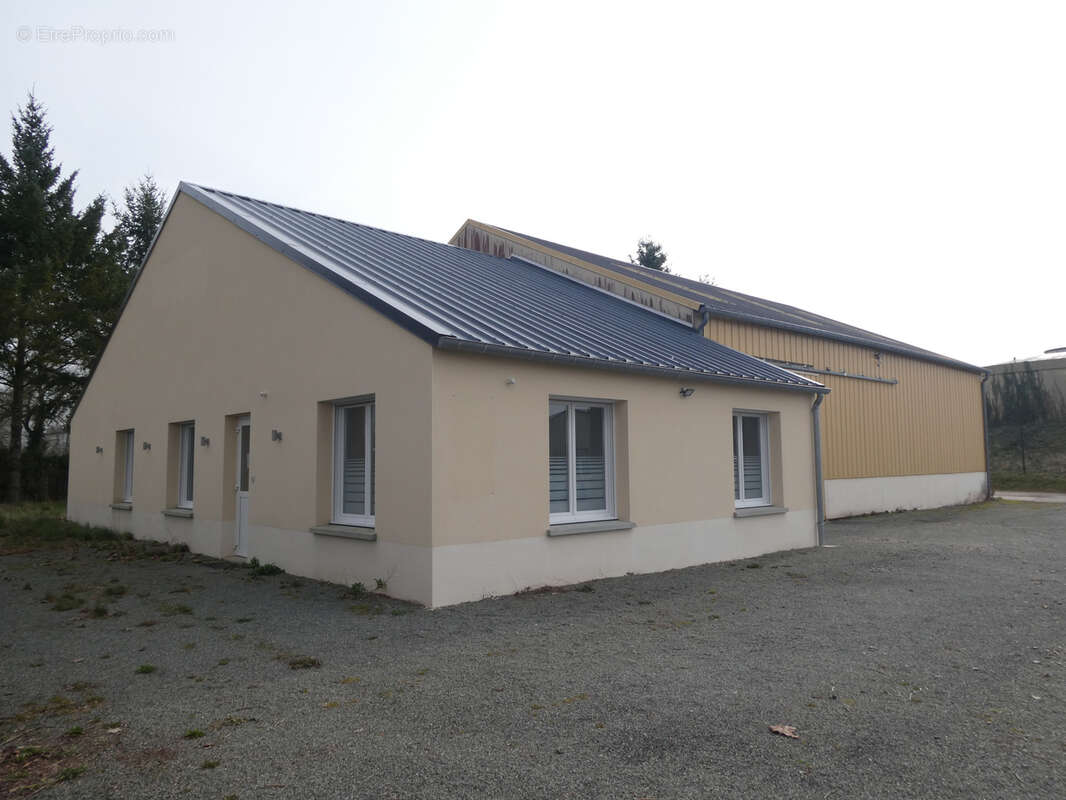 Parking à SAINT-MARTIN-DU-VIEUX-BELLEME