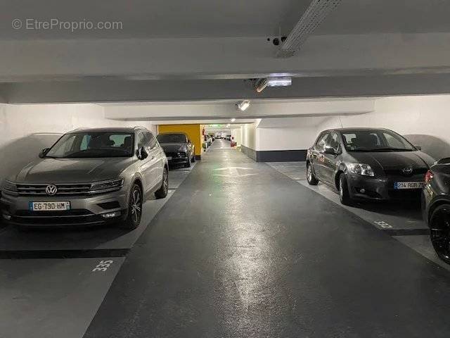 Parking à PARIS-17E