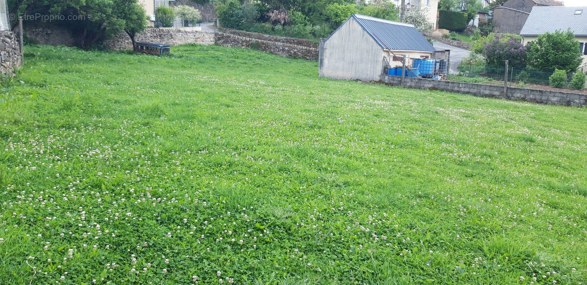 Terrain à ONET-LE-CHATEAU