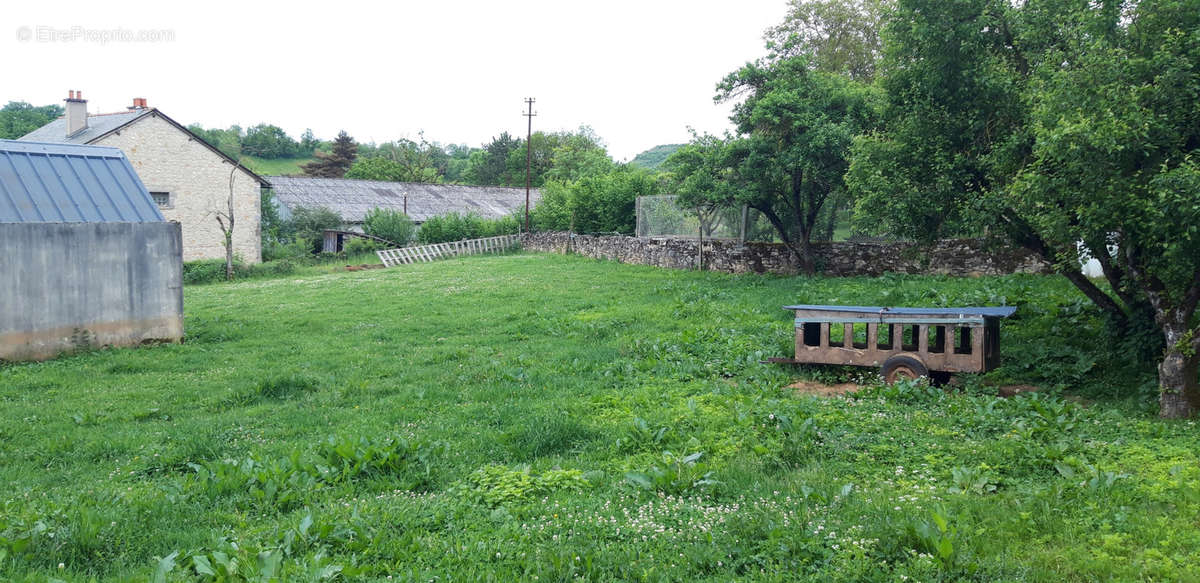 Terrain à ONET-LE-CHATEAU