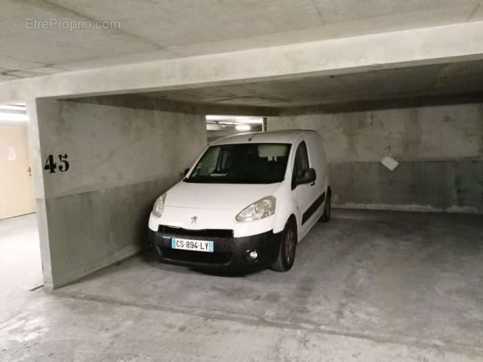 Parking à VALLAURIS