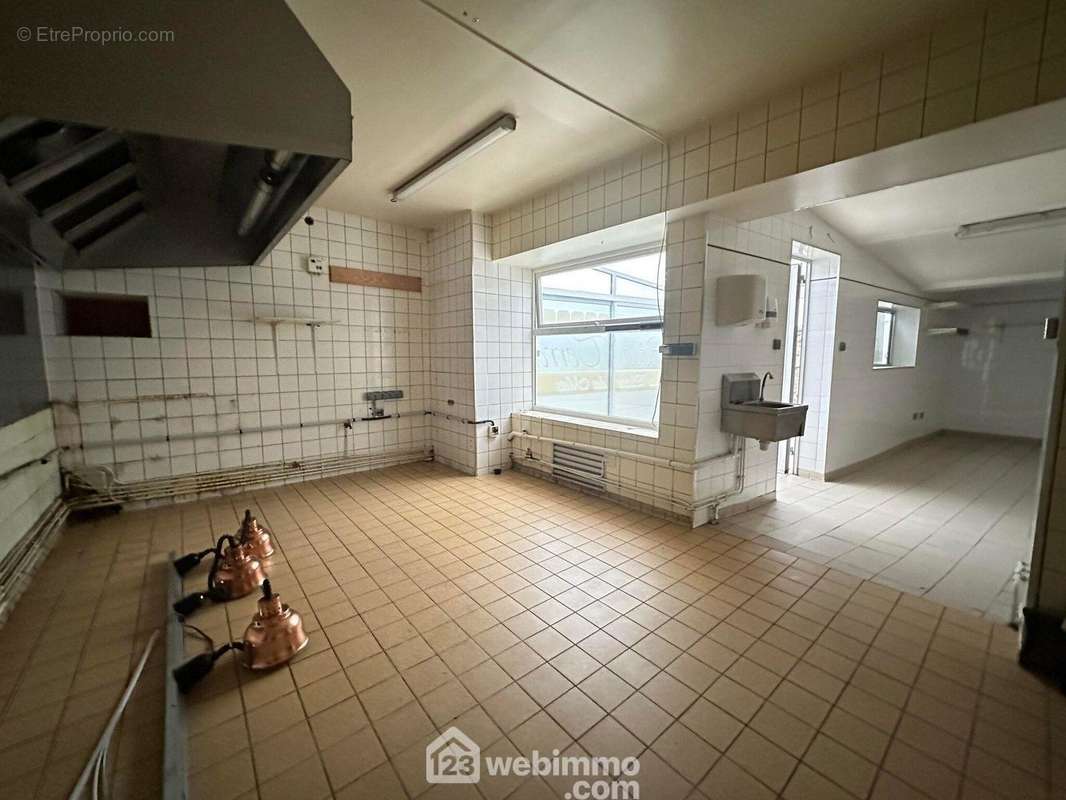 A ses cotés, la cuisine de 32 m² à aménager selon vos envies - Maison à BRUYERES-ET-MONTBERAULT