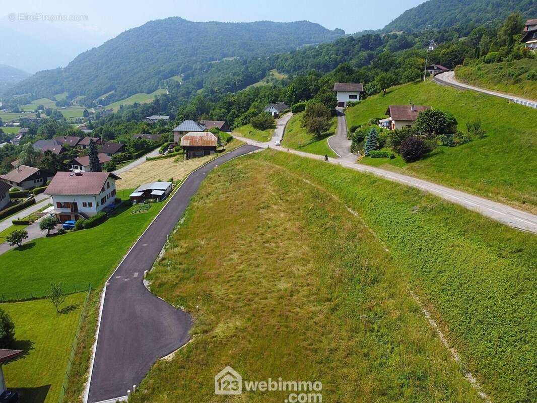 Des terrains allant de 555 à 708 m² - Terrain à MARTHOD