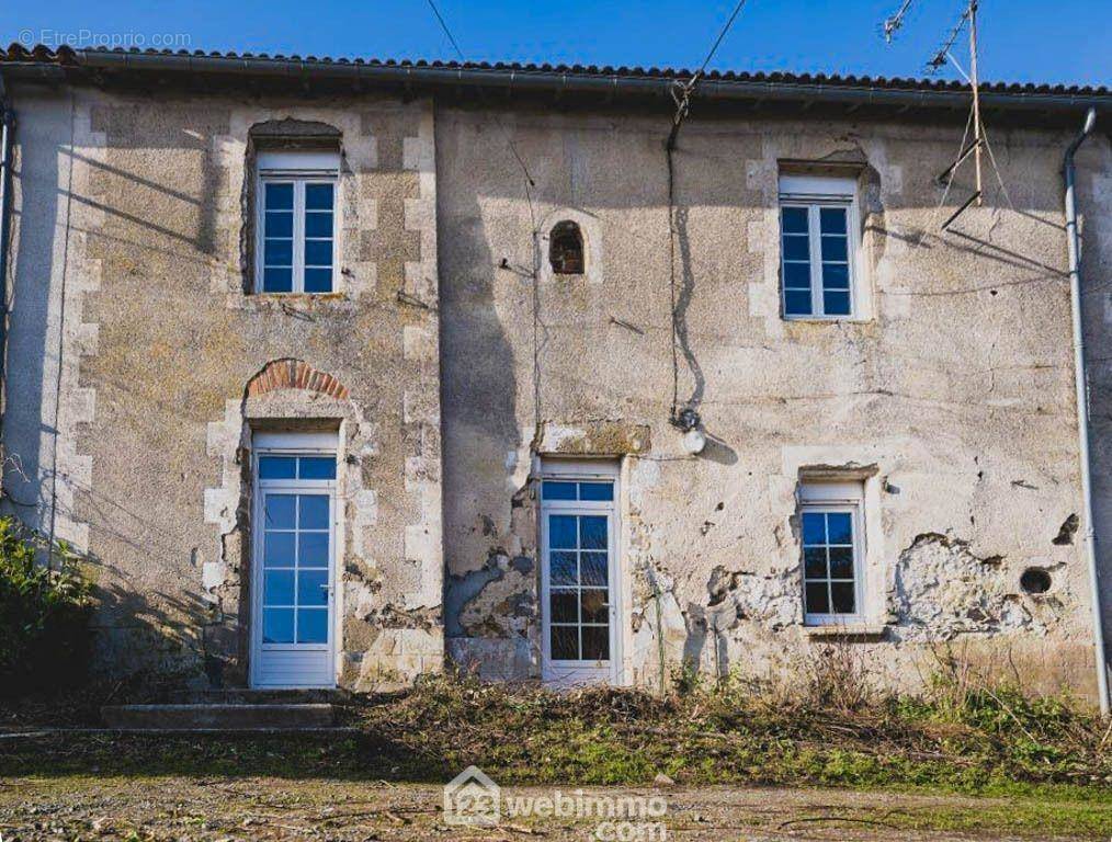 A Saint-Mesmin, maison de village en pierre de 104 m² environ ! - Maison à SAINT-MESMIN