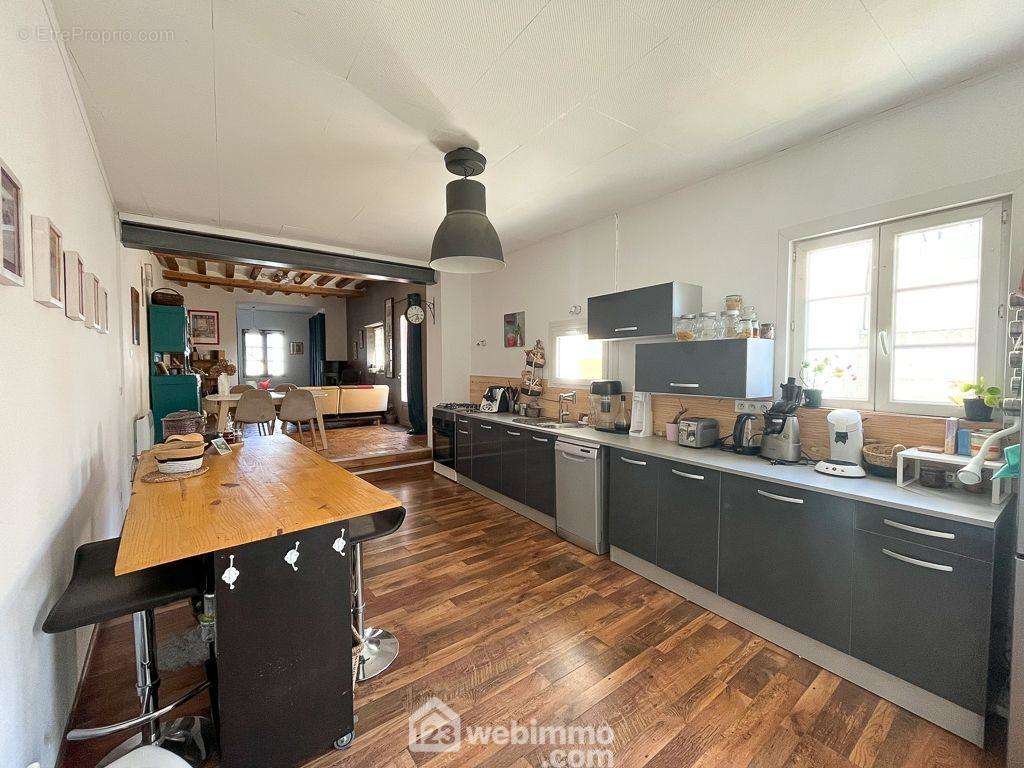 Au rez-de-chaussée, un salon-séjour-cuisine de 43 m²... - Maison à LES ROSIERS-SUR-LOIRE