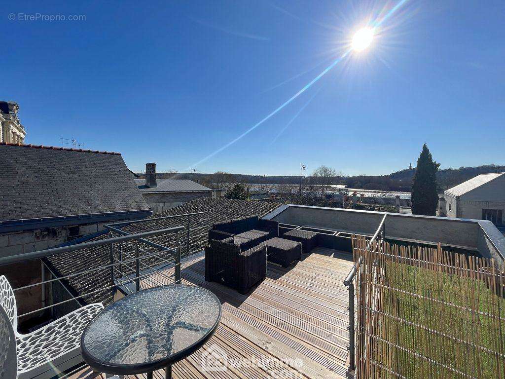 ...ouvert sur une terrasse exposée Sud avec vue sur Loire. - Maison à LES ROSIERS-SUR-LOIRE