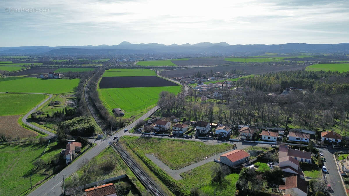 Terrain à PESSAT-VILLENEUVE