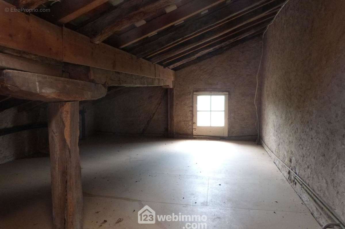 A l&#039;étage un grenier (bas de plafond) de 56m2 pourra être transformer salle de jeux pour enfants. - Maison à SARE