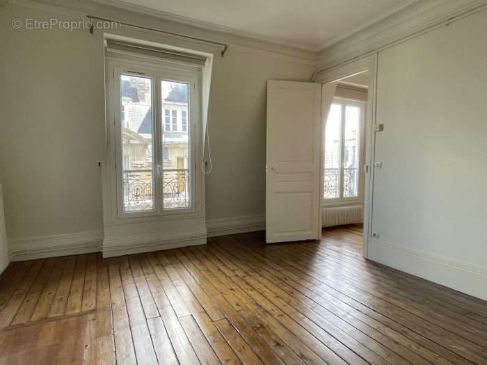 Chambre - Appartement à PARIS-4E