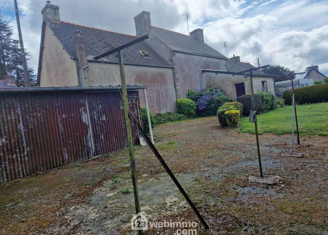 Arrière de la maison, dépendance, terrain - Maison à GURUNHUEL