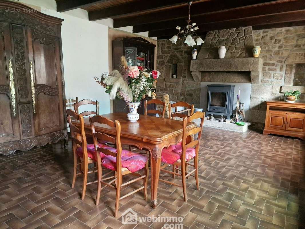 Salle à manger et séjour avec cheminée insert bois - Maison à GURUNHUEL