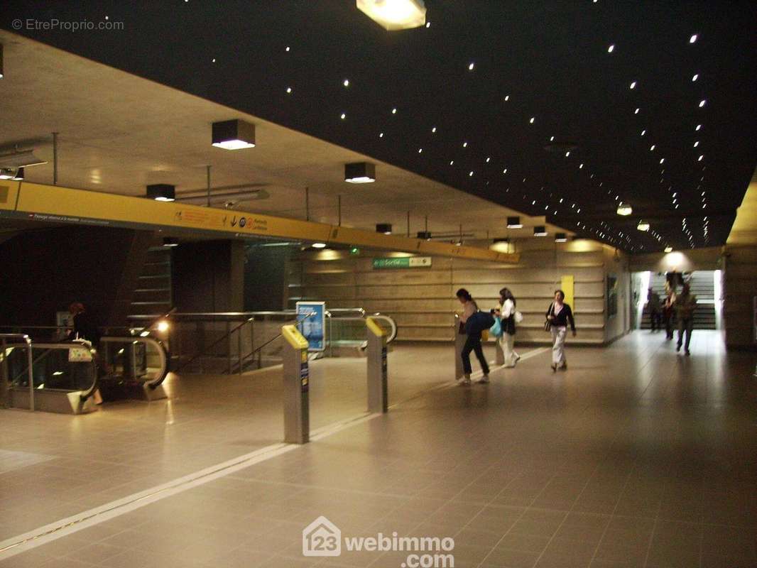 Station de métro Charles de Gaulle - Commerce à RENNES