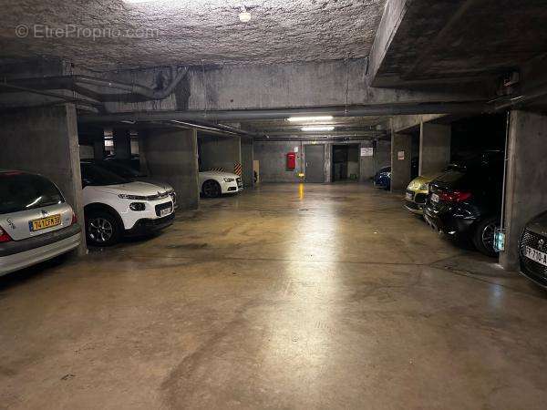Photo 2 - Parking à LYON-8E
