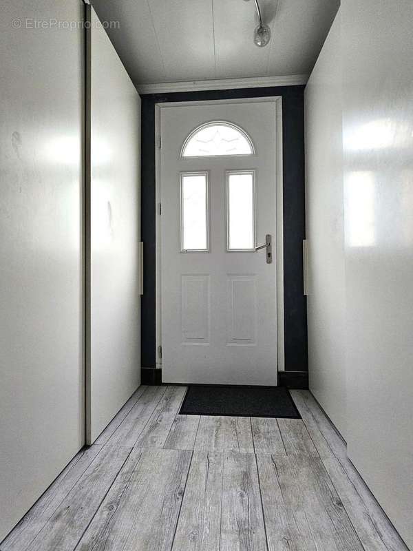 Vous disposez d&#039;une première entrée avec placards intégrés - Maison à JUVINCOURT-ET-DAMARY