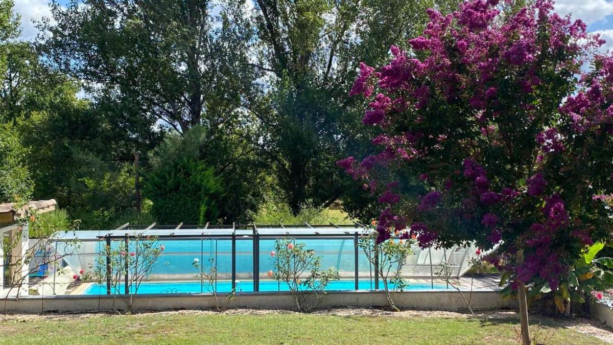 piscine - Maison à LA ROCHE-CHALAIS