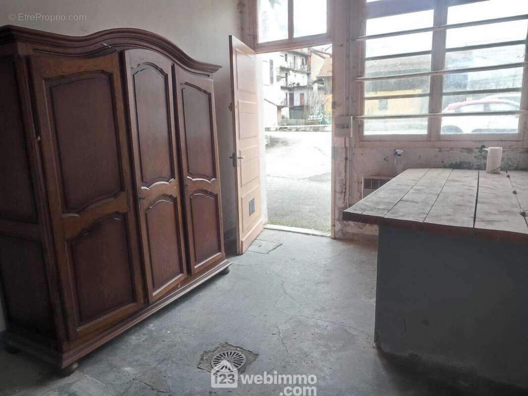 Le second est une ancienne buanderie de 15 m² avec beaucoup de luminosité. - Commerce à UGINE
