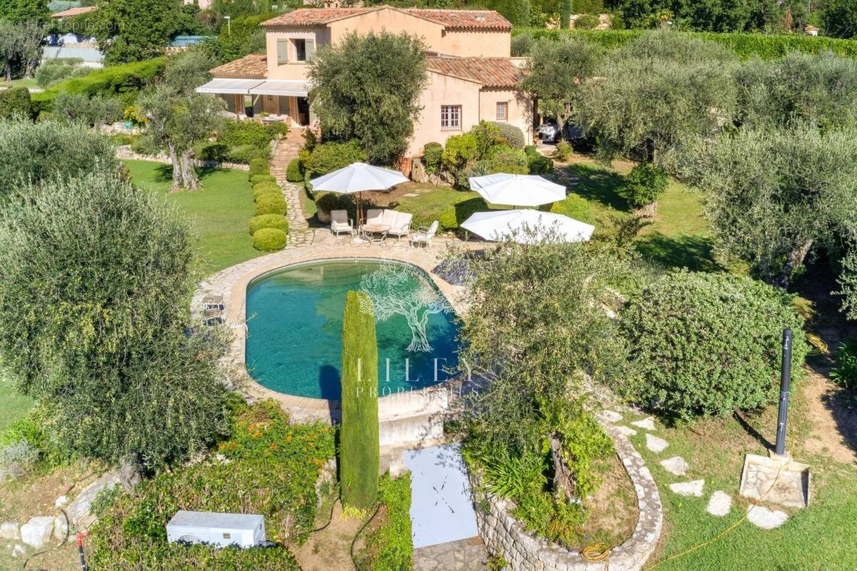 Maison à CHATEAUNEUF-GRASSE