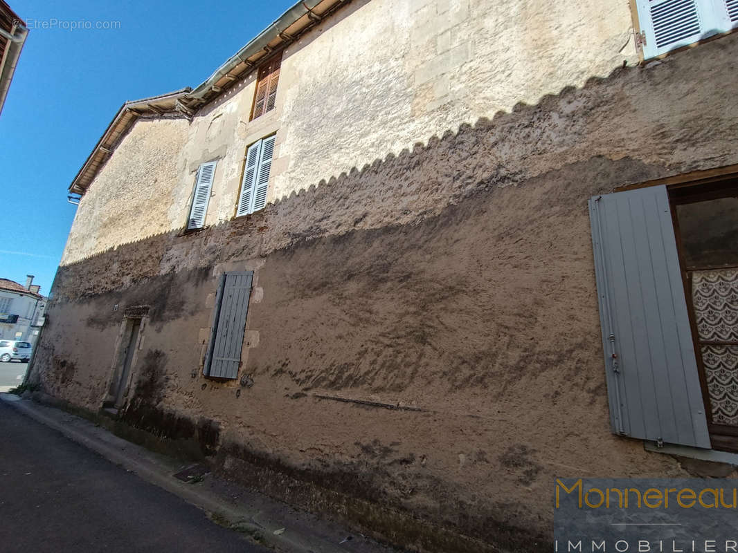 Maison à BAIGNES-SAINTE-RADEGONDE