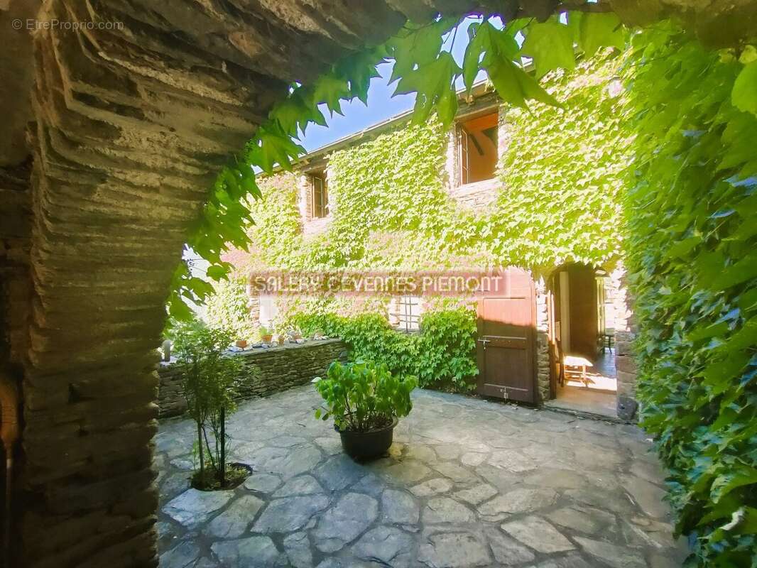 Maison à SAINT-GERMAIN-DE-CALBERTE