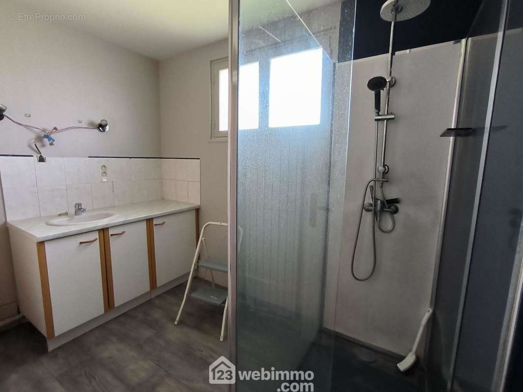 La salle d&#039;eau de 7 m² avec douche et vasque sur meuble - Maison à CYS-LA-COMMUNE