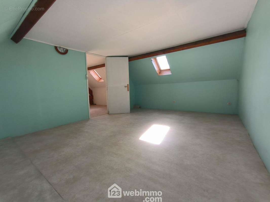 La troisième chambre de 10 m², les sols sont en plancher bois - Maison à CYS-LA-COMMUNE