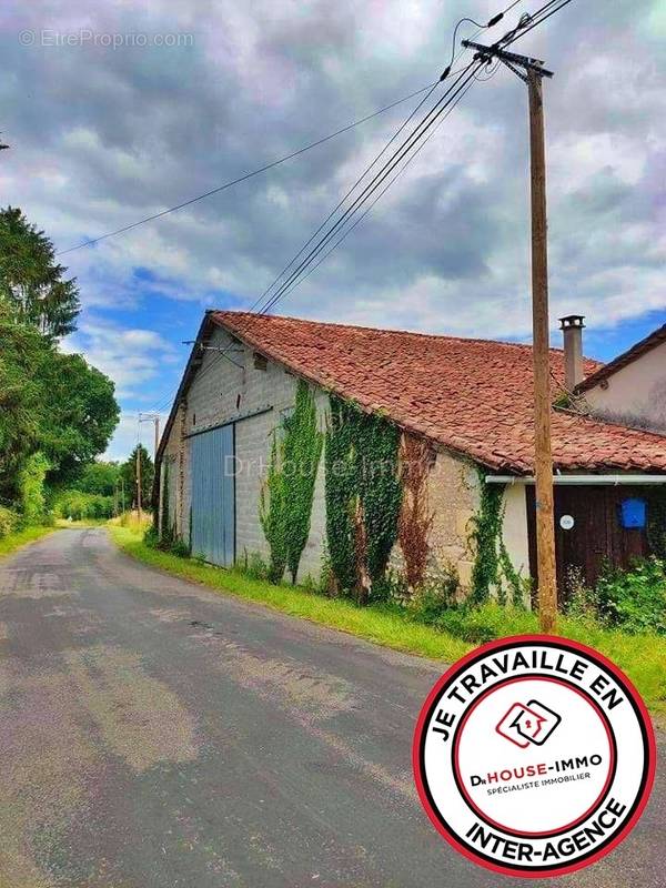 Maison à SAINT-QUENTIN-DE-CHALAIS