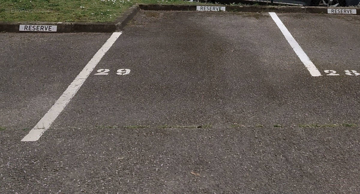 Parking à FONTAINES-SUR-SAONE