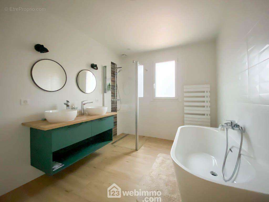 Une salle de bain neuve avec baignoire et douche à l&#039;italienne ! - Maison à LE BOUPERE