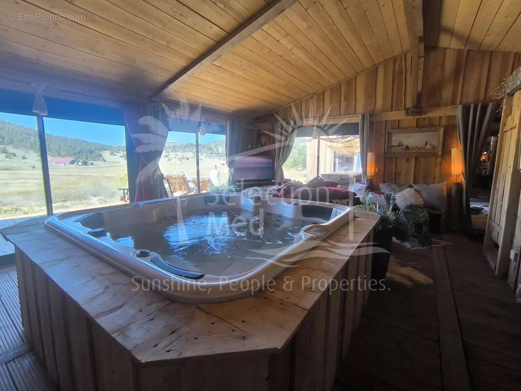 Maison à GREOLIERES