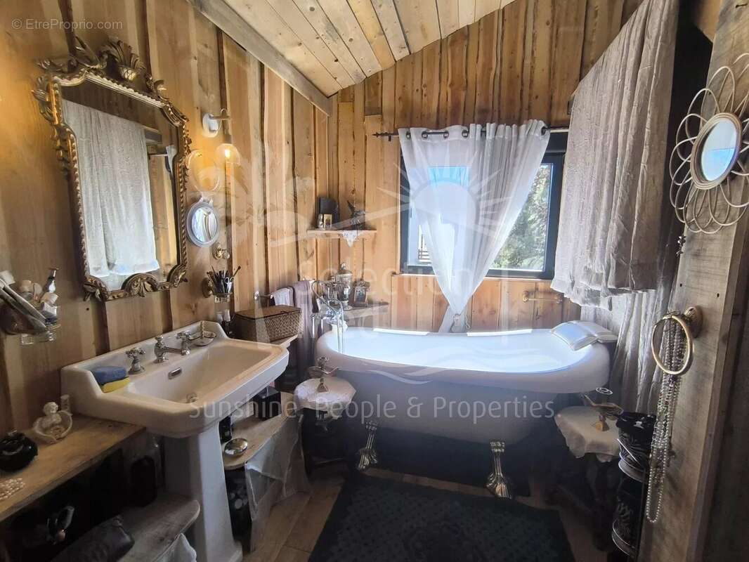 Maison à GREOLIERES